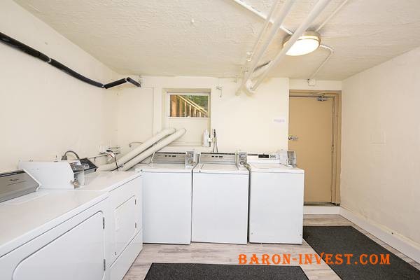 1 Month FREE RENT! TOP floor, many updates, spacious