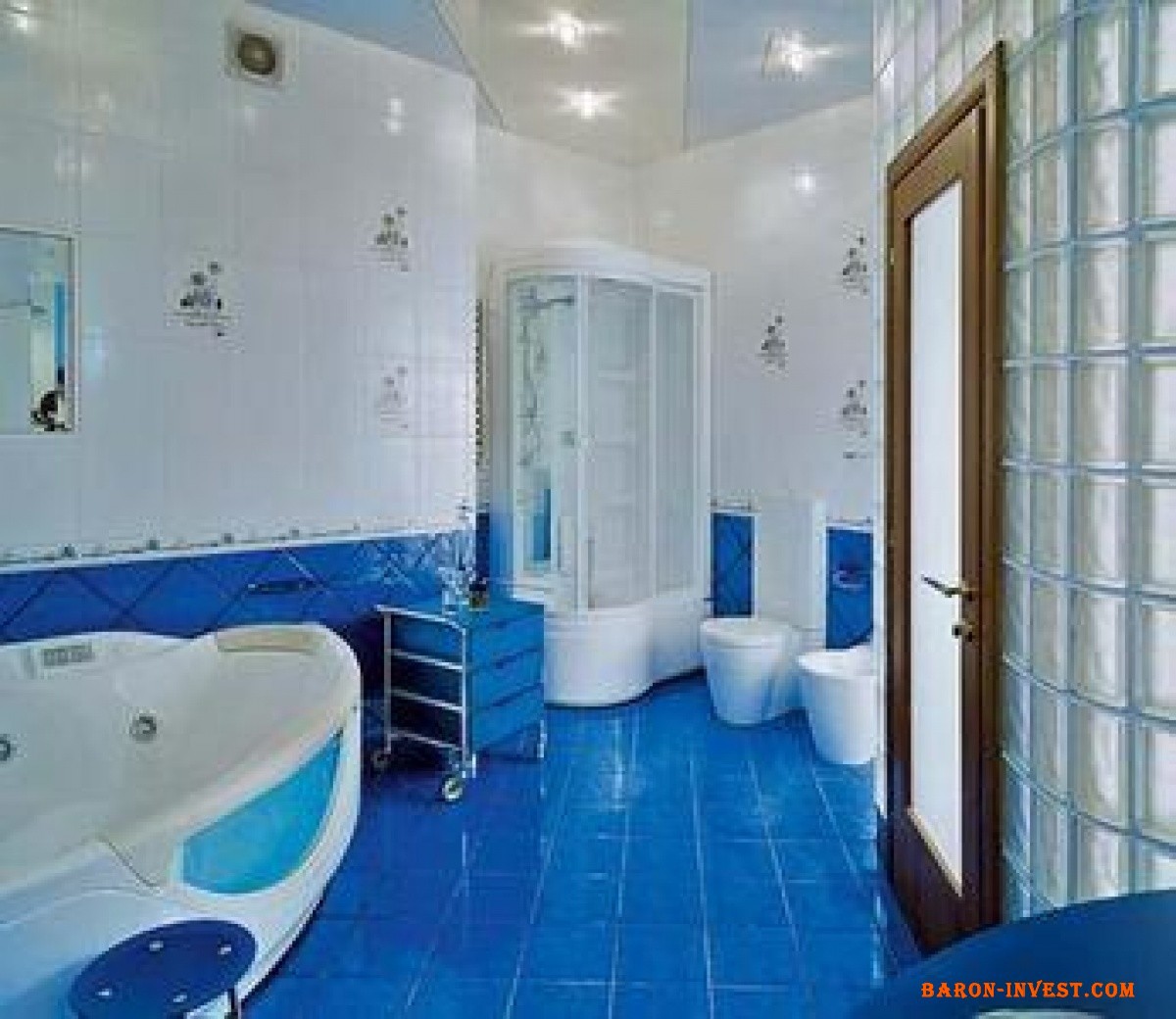 Васильковая плитка в ванной