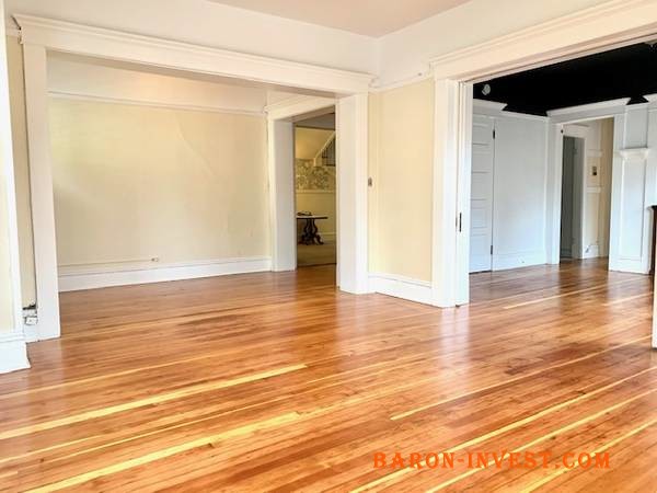 FANTASTIC, spacious unit on Cap Hill!! GREAT LEASE SPECIAL!