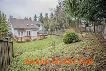 King-size fenced yard & huge deck with privacy!