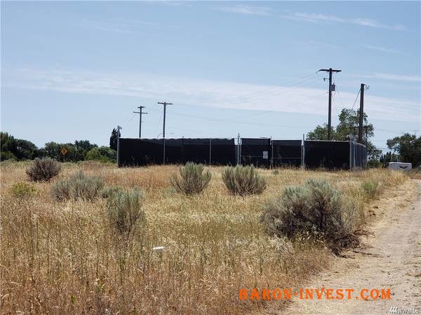 Over 2 acre commercial lot w/power