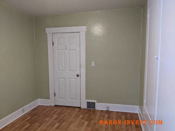 Room in a 3 bedroom apartment in downtown