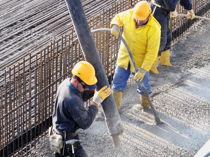 В строительную компанию требуются бетонщики.